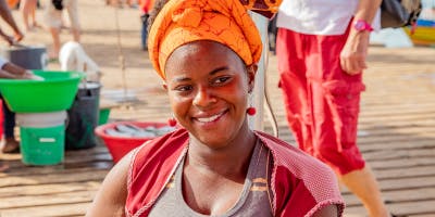 Mulher de Cabo Verde com lenço na cabeça