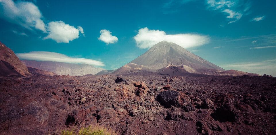 Ilha do Fogo: uma caminhada por um imponente vulcão