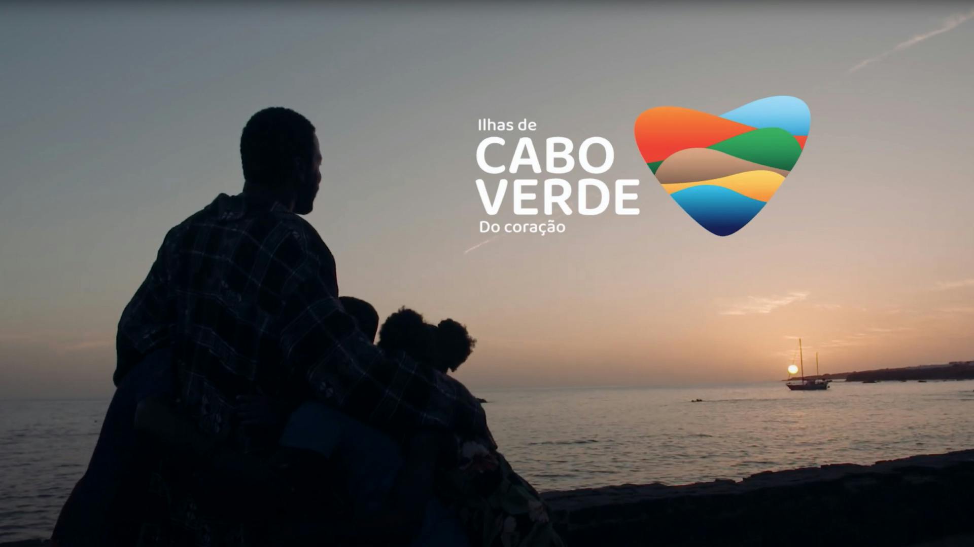 Homem e menina na praia de Cabo Verde ao pôr do sol