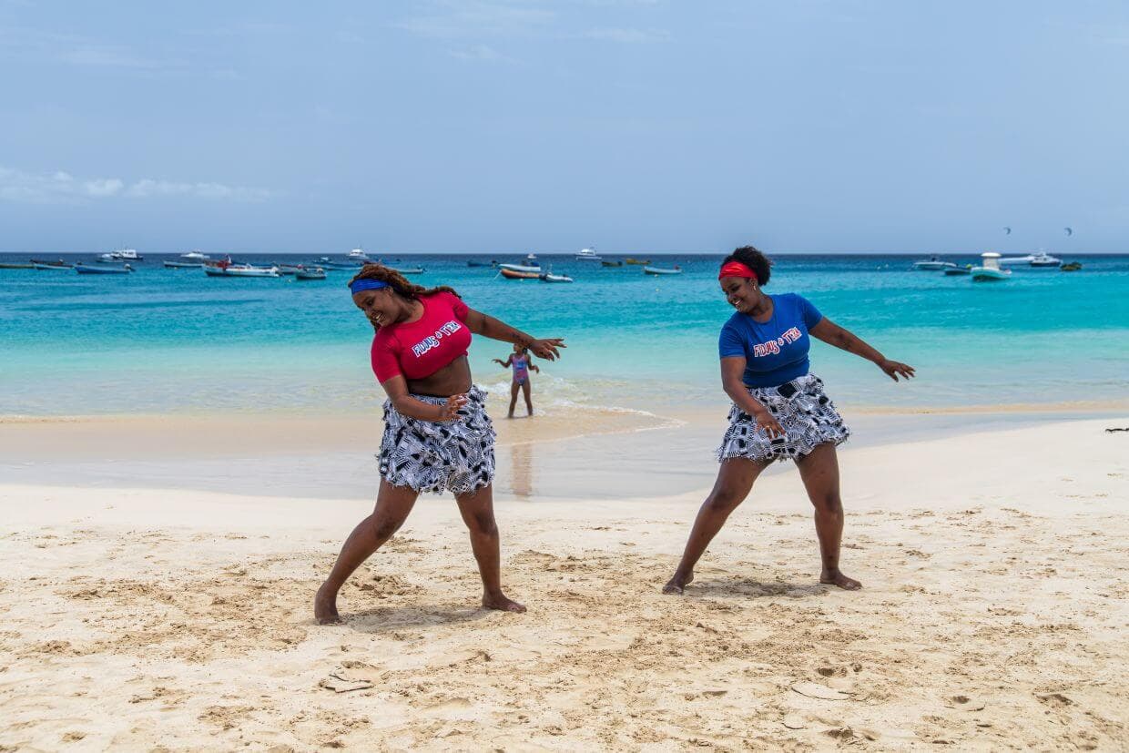 Dança Tradicional na Praia e Hotel